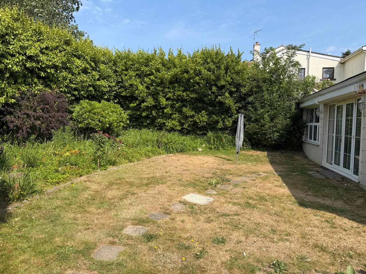 Spacious 3-Bedroom Bungalow with Garden & Parking — view 2