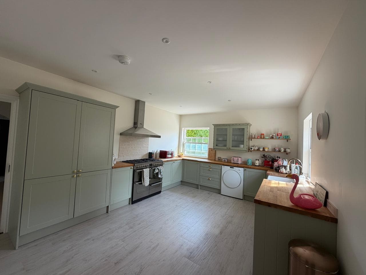 Spacious 3-Bedroom Bungalow with Garden & Parking — view 3