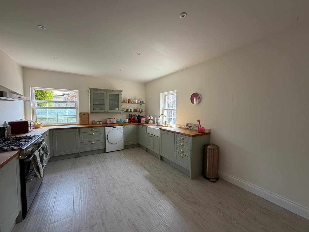 Spacious 3-Bedroom Bungalow with Garden & Parking — view 4