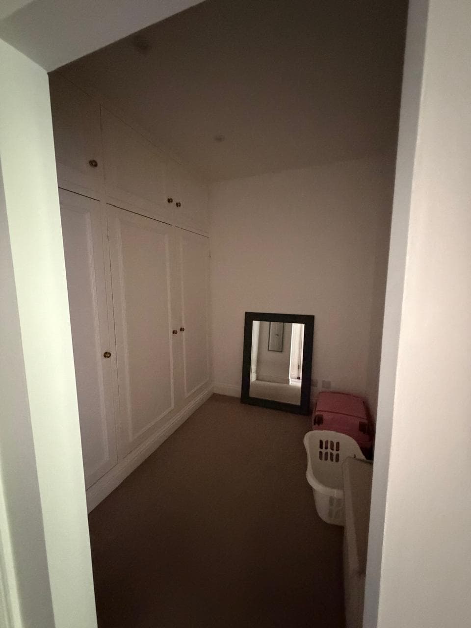 Spacious 3-Bedroom Bungalow with Garden & Parking — view 5