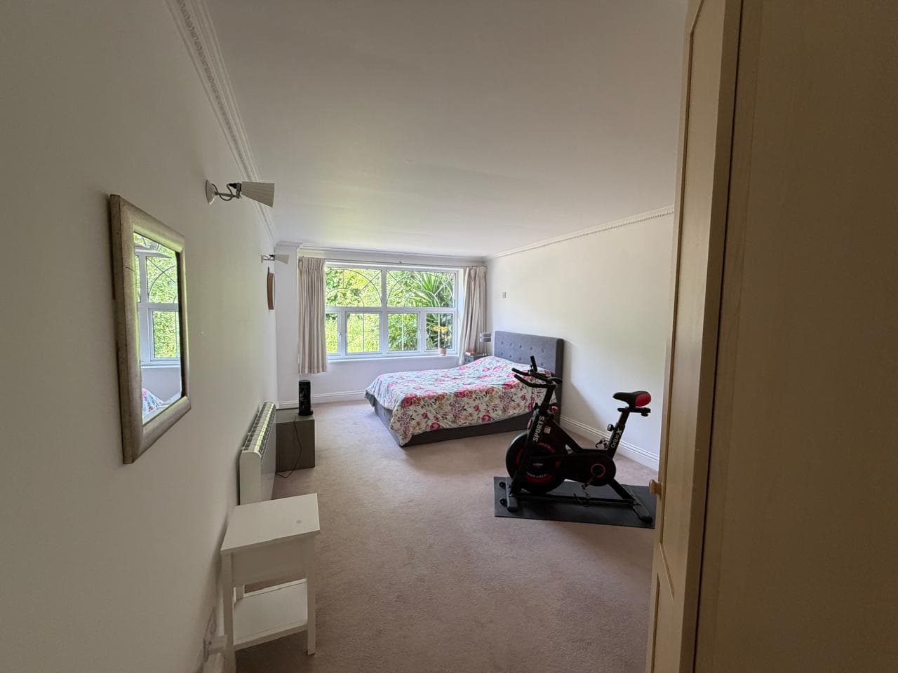 Spacious 3-Bedroom Bungalow with Garden & Parking — view 6